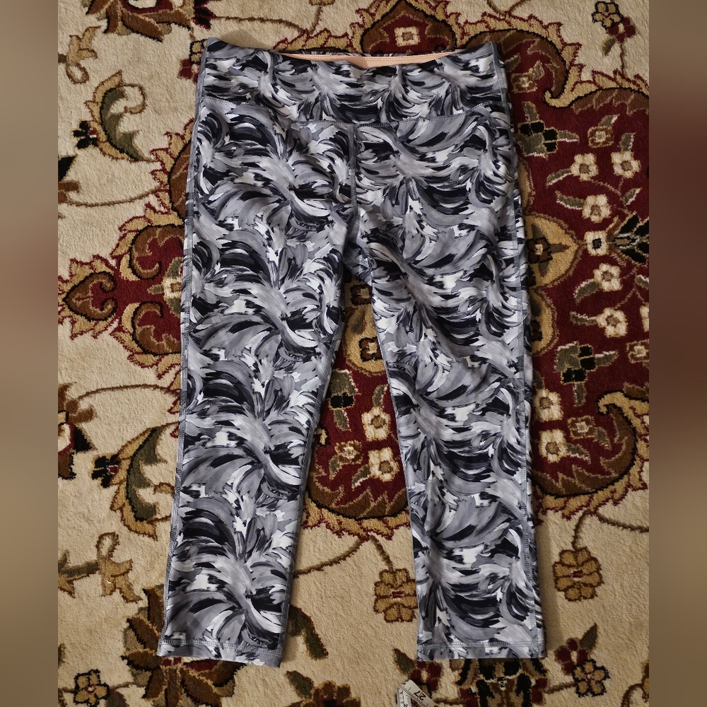 Marika Sport Active Wear Capri Pants LG 12-14 Black, White & Gray Swirl Pattern